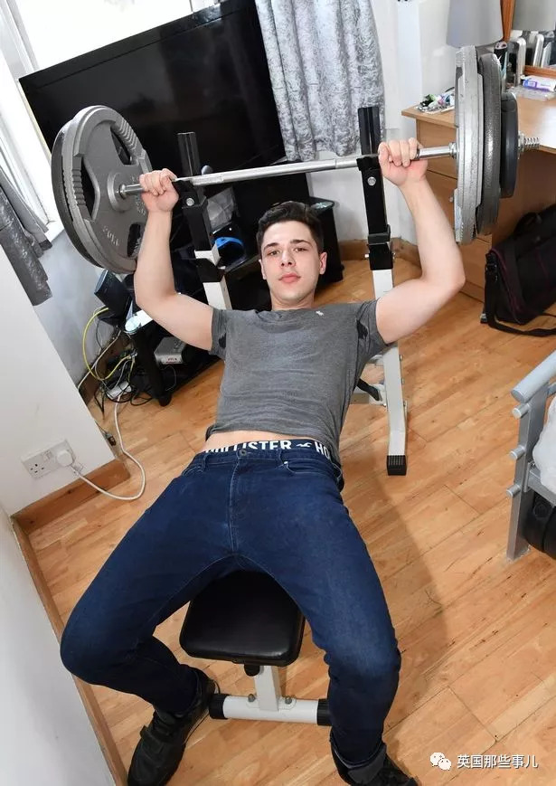 英国小哥被垃圾车碾压两次强行没死,救他的…是腹肌啊!