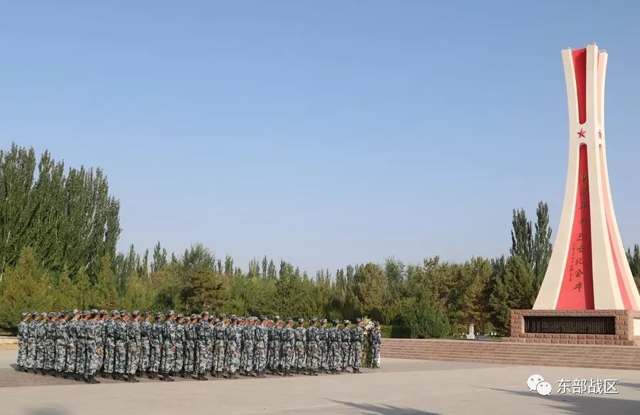 成长道路"活动,组织全体官兵赴马兰革命烈士陵园瞻仰革命烈士纪念碑