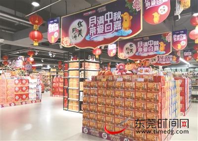 注意啦 中秋买月饼别轻信“私人定制”“纯天然” ▲中秋节临近,各品牌月饼抢“鲜”上市 记者 李梦颖 摄