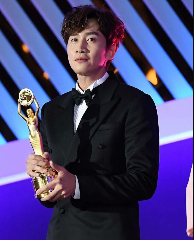 容我介绍一下:李光洙,青龙奖人气得主|李光洙|我的特级兄弟_新浪新闻