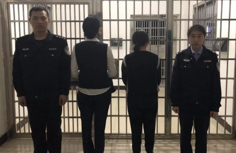 警方当场抓获利用微信群组织人员进行网络赌博群主被刑事拘留法网恢恢