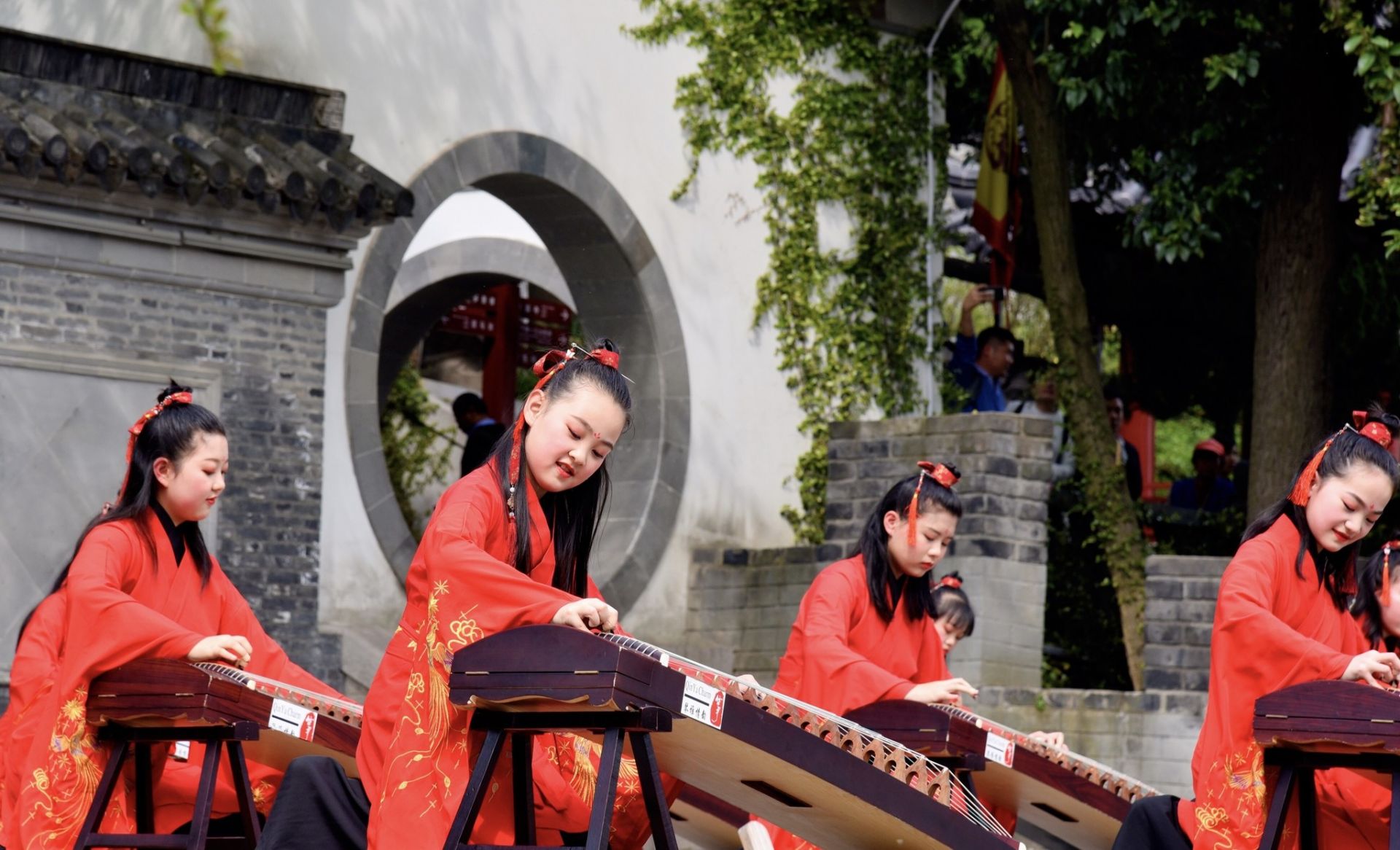 2019年4月,穿着汉服的表演者们奏响古琴,图片来源:东方ic.