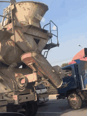 清晨突发!飞来横祸,挖掘机开得好好的,突然被水泥搅拌车从后面撞翻!