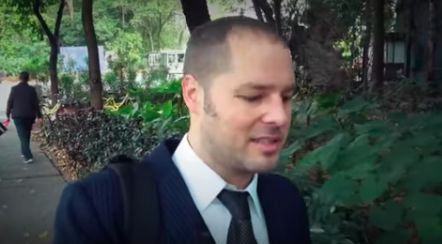 在YouTube上有两个老外专门黑中国,狂圈50万