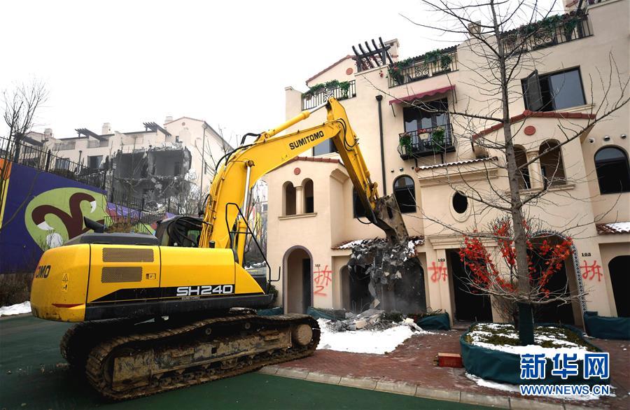 2月19日，大型机械在拆除石家庄市鹿泉区“西美金山湖”项目。  新华社记者 王晓 摄