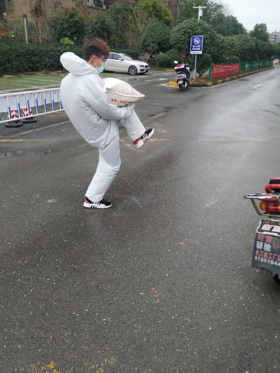 武汉四小伙为封闭小区逾四千户家庭代买、送物资