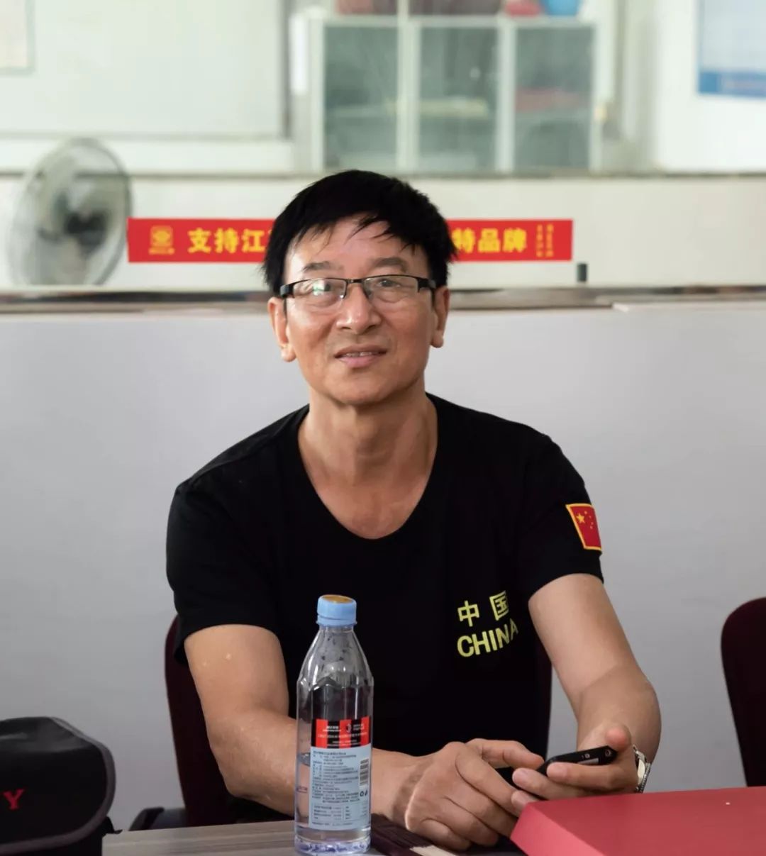 军哥的父亲王智勇胸着佩戴着军功章参加了会议讲述了当年在越南的艰苦