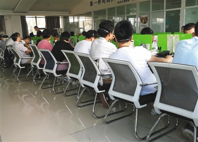 骚扰电话“回潮” 有呼叫中心每人一天拨800个电话 8月15日,某电话营销公司工作现场。