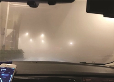 南京雾霾天气:南京大雾锁城 气象部门:雾霾天气将持续6天 你不认识的刘大仙 司机:红绿灯呢? 拐弯之后:路呢?