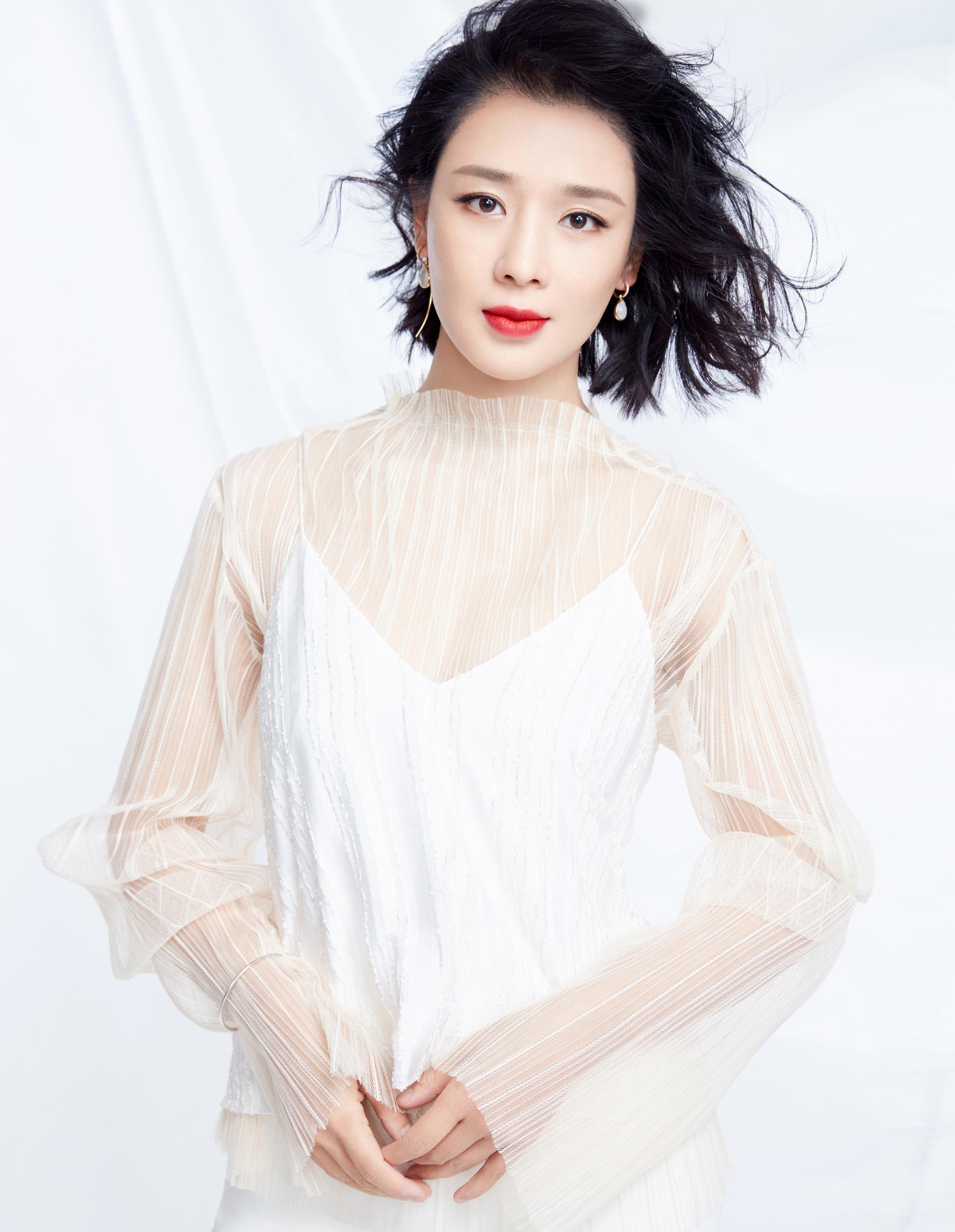 周显欣白衣知性冬季写真素雅宁静