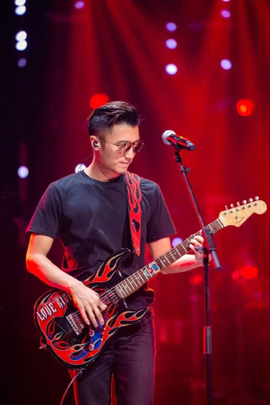 40岁谢霆锋重回舞台!牛仔服混搭衬衫领带,"摇滚总裁风"好霸气