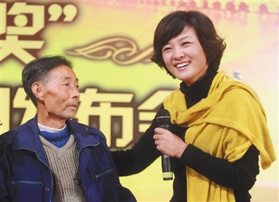 李小萌进入央视,先后主持过《半边天》《东方时空》《24小时》《新闻