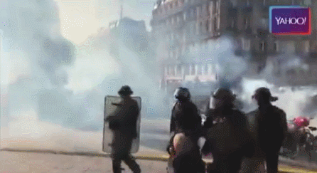 警方在圣拉扎尔火车站使用催泪瓦斯（图源：雅虎新闻）