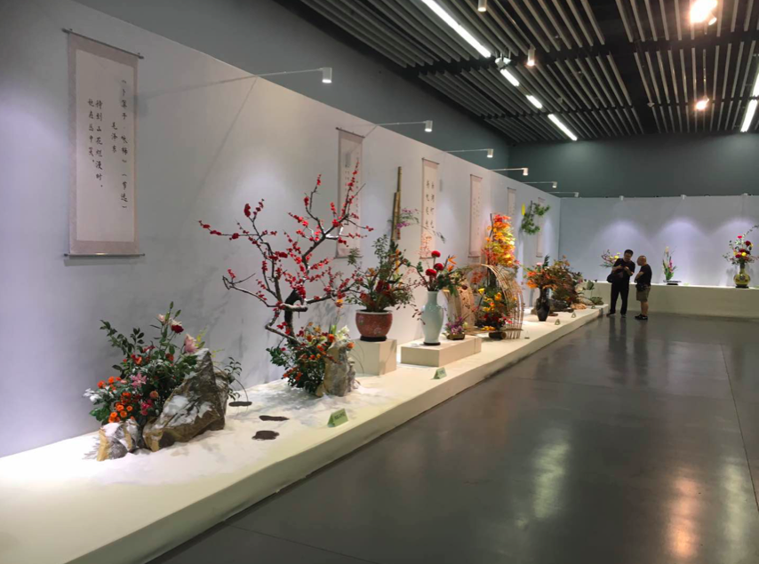 上午,不少游客被中国园林博物馆二号临展厅门口摆放的插花作品——"