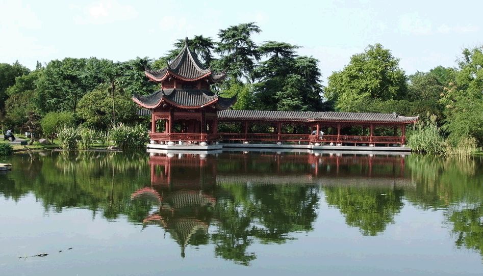 打开新浪新闻,查看更多"—— 唐·高骈《山亭夏日》水精帘动微风起,满