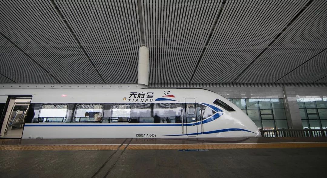 "天府号"动车在成都投运:4节编组车厢顶装扶手,更像地铁
