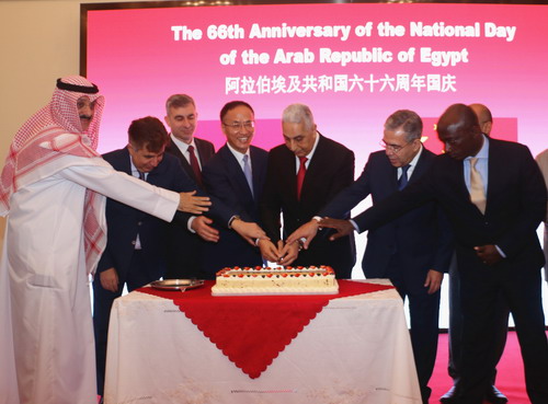 并同埃及驻华大使马格杜布就中埃关系及共同关心的问题交换意见