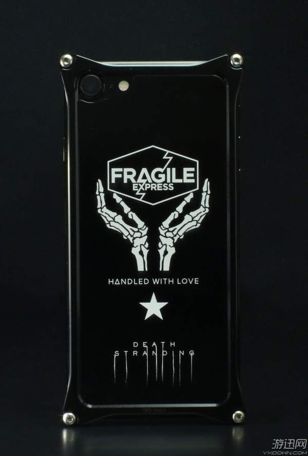 购得了~小岛秀夫身穿这次的tgst恤和帽衫进行了展示,服装由乐队silent