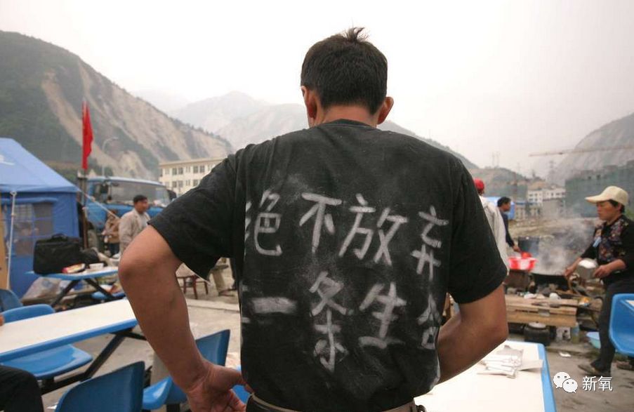 地震发生一年后,他用刀捅向自己心脏