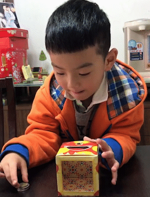 利用镜面反射及视觉错觉的原理,《吃烦恼的怪兽》让放入盒子里的任何