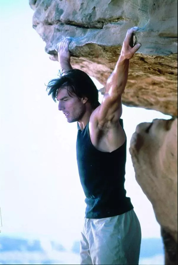 里的攀岩,下图为《碟中谍6》里的攀岩,岁月这把杀猪刀还是在"阿汤哥"