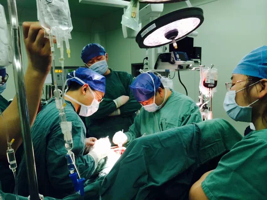 　正在进行心脏移植手术的医生们。受访者供图