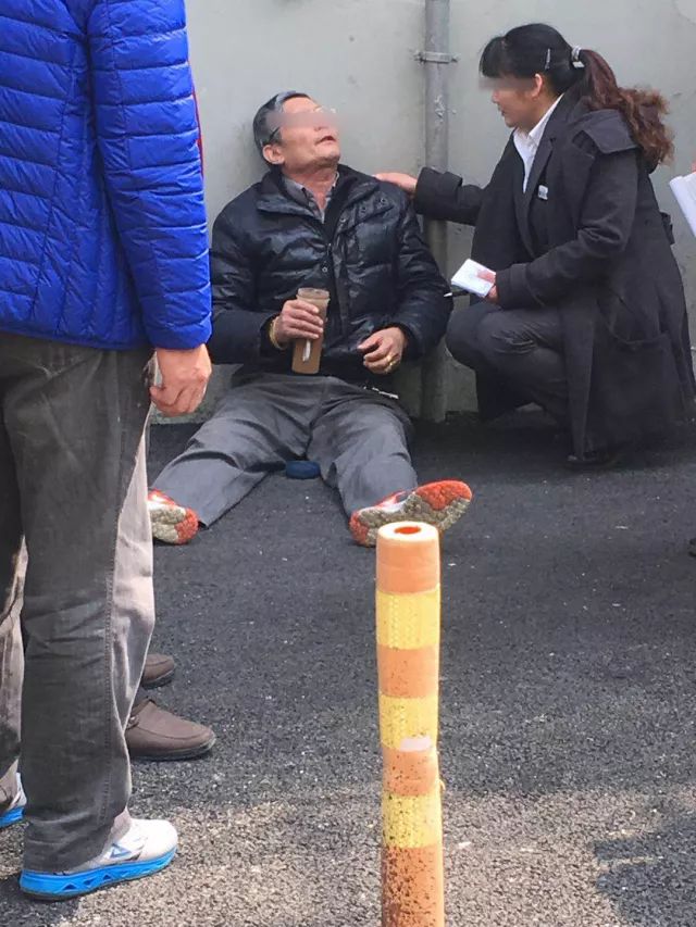 上海网友爆料因为5元停车费男子用车堵门120也出不去