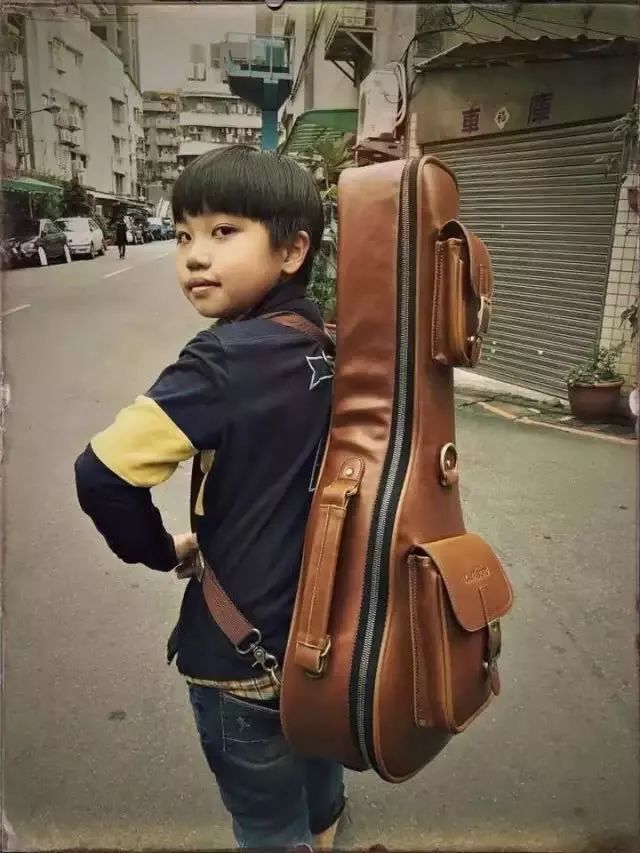 这个11岁小孩火了!自己作曲拿大奖,李宗盛都为他签名