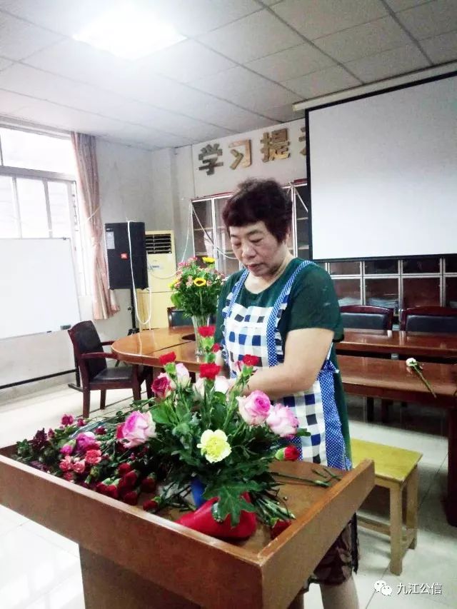 雄塑员工喜获母亲节礼物
