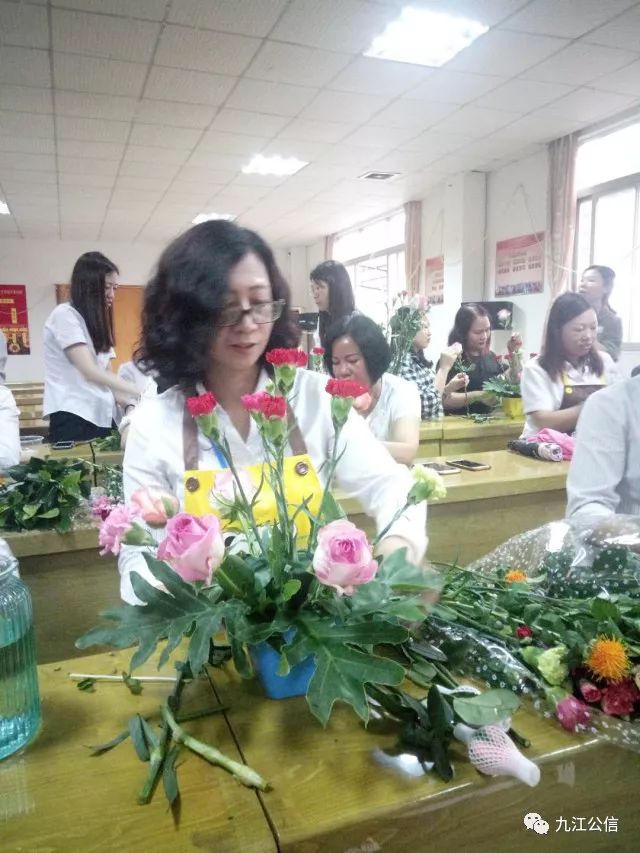 雄塑员工喜获母亲节礼物