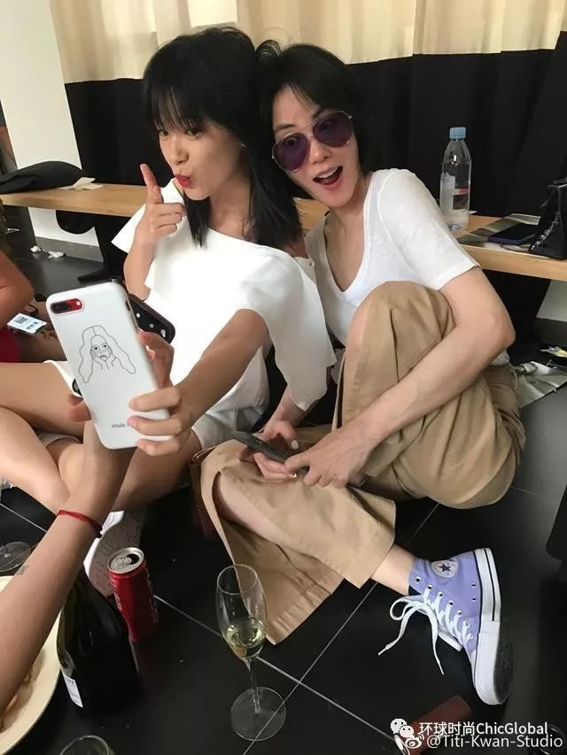 王菲在《幻乐之城》的开场 就是帆布鞋的逆袭