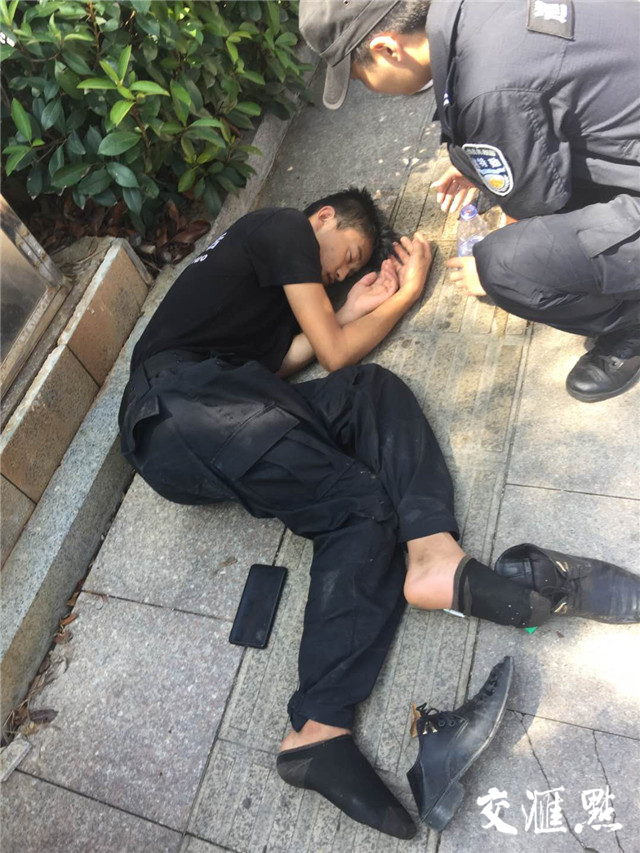 酷暑难耐年轻男子中暑倒地 镇江两巡特警及时救助脱险