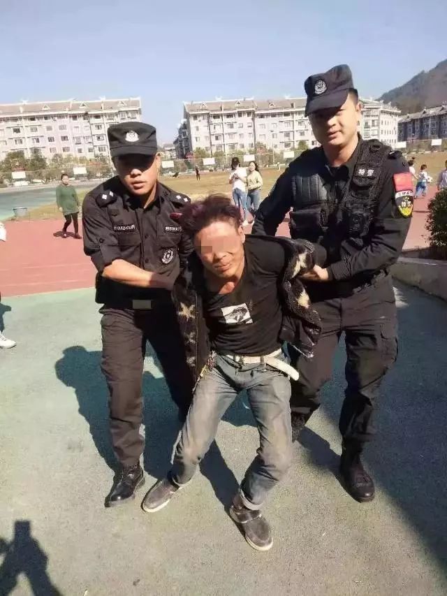 黔东南一男子持刀挟持一名女士,疑似精神病人