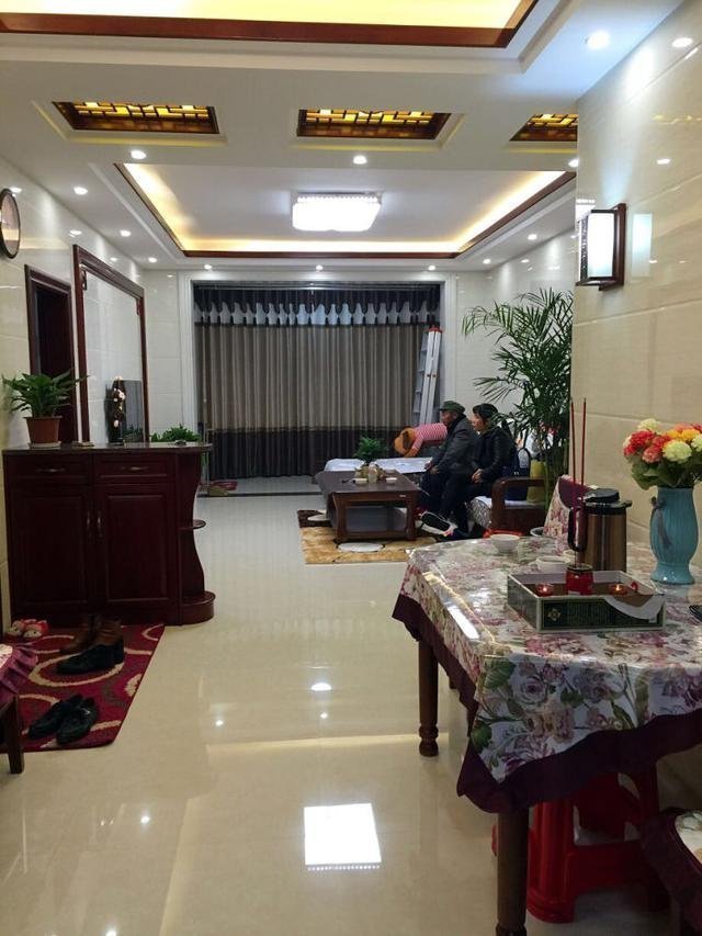 装修新房客餐厅全贴墙砖木质材料用的最多就是喜欢这种质感