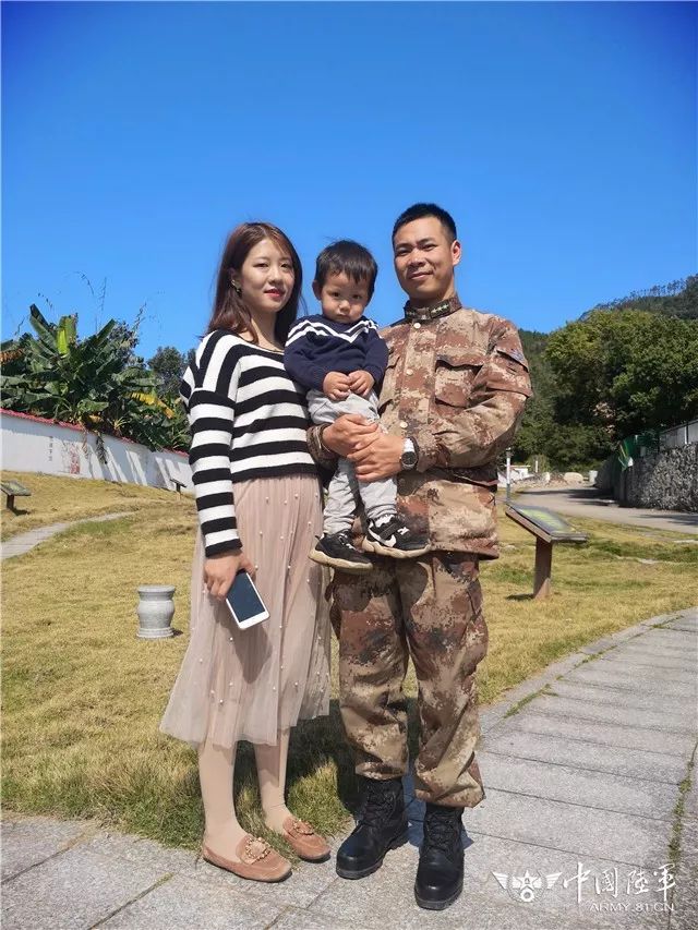 新年大晒全家福陆军官兵超暖心