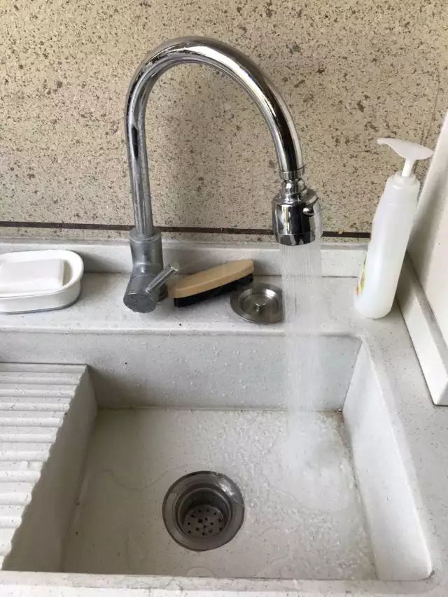 想在阳台做个洗衣池?来看看设计师给你的一些建议