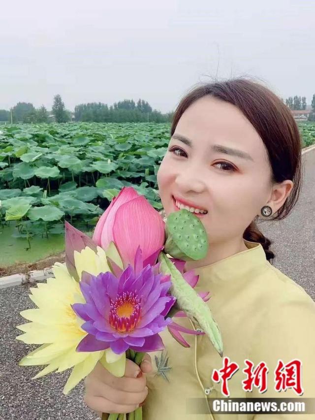 赵晓 摄初见韩莹莹时,一袭红裙,眉目含笑,颇有一种文艺淑女的气质.