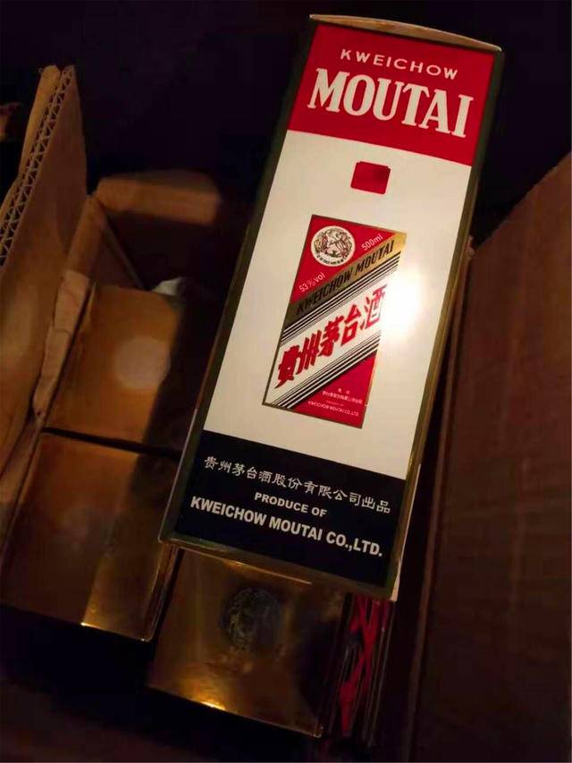 的哥驱车几十里送回乘客落下的一箱茅台酒乘客无以感谢求合影点赞