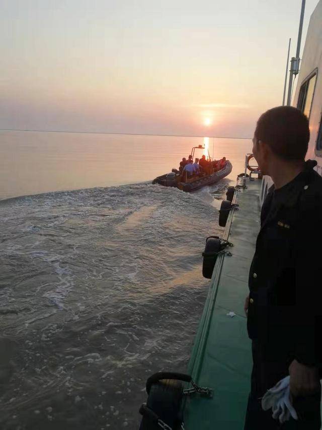 女子赶海受伤被困 海事渔政公安联合成功救助|海事局|救援_新浪新闻