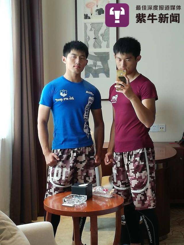 兄弟俩不仅学习好,还擅长运动