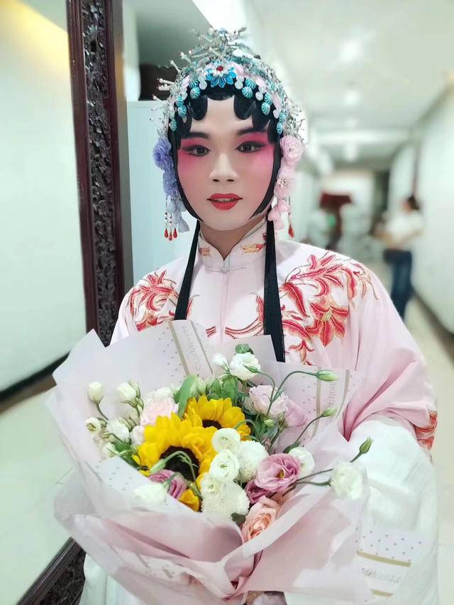大二男生痴迷京剧唱男旦