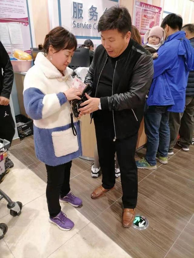暖新闻!商场购物丢了钱包,没想到有人送到了服务台