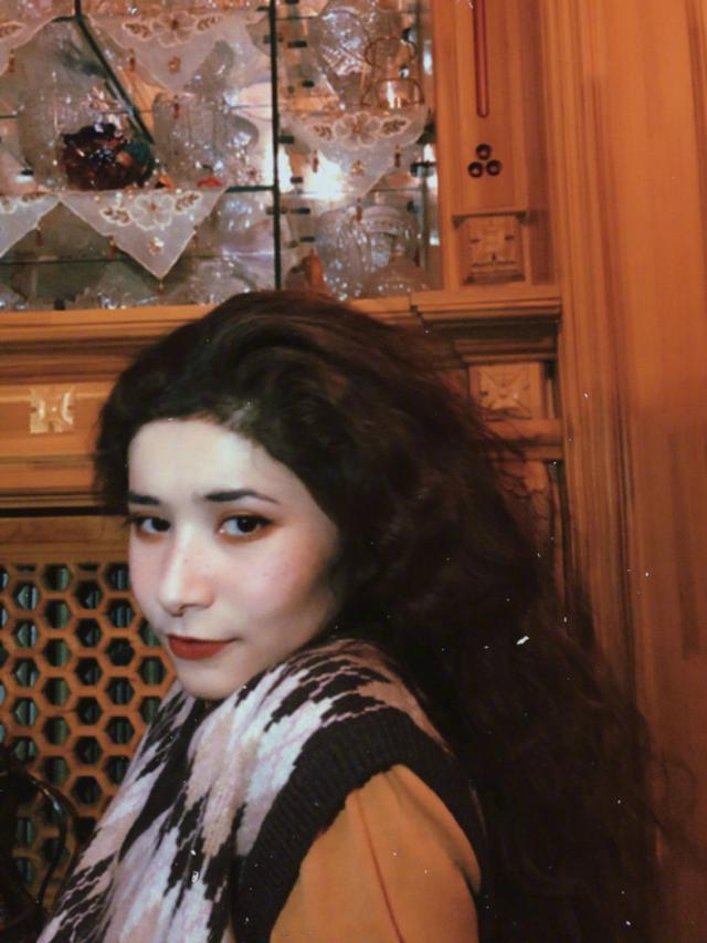 自毁前程!卡姆女友长相惊艳,穿衣时髦又新潮,可惜再没回头路了