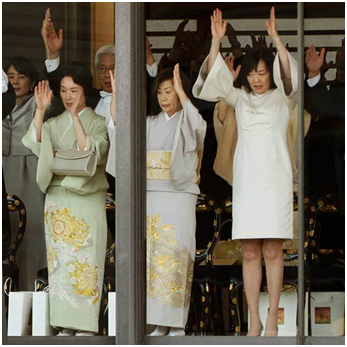 安倍夫人:安倍夫人穿露膝裙出席天皇即位礼 日媒:不违规 安倍昭惠参加典礼 图源:日本“chirimencho”网