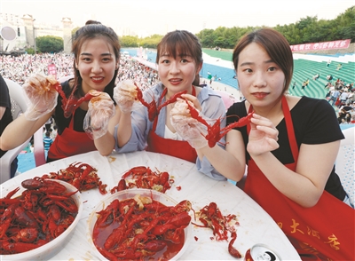 盱眙万人龙虾宴壮观开席