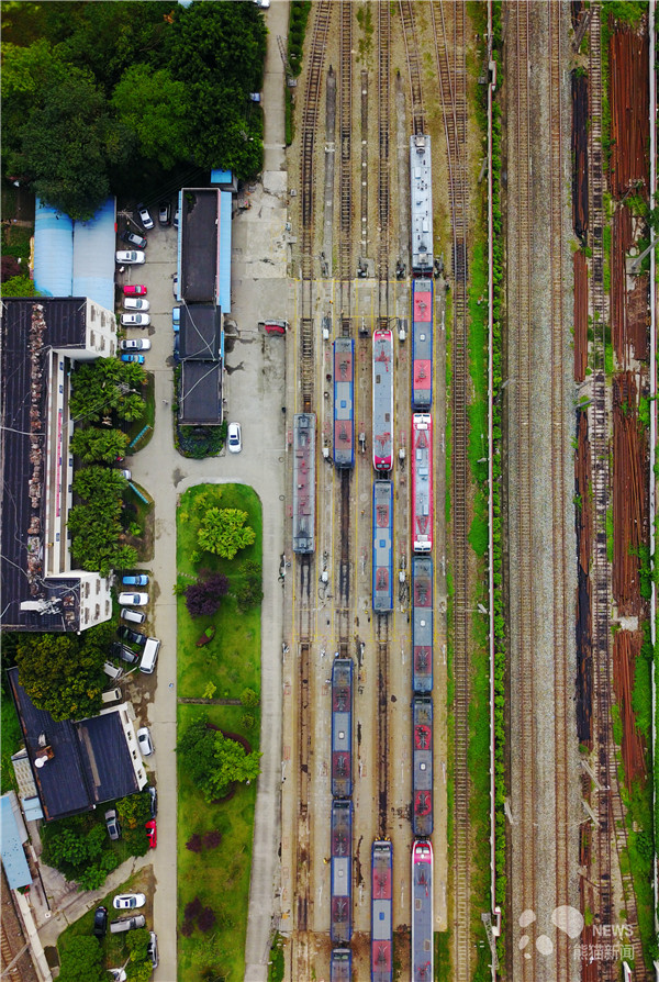 摄:吴正琪)2003年3月,成都机务段客运机车整备所建成投用,十五年的
