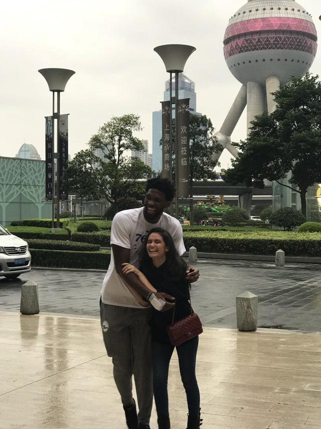 76人队打中国赛，恩比德女友曝光，这颜值和身材，大帝有福了!