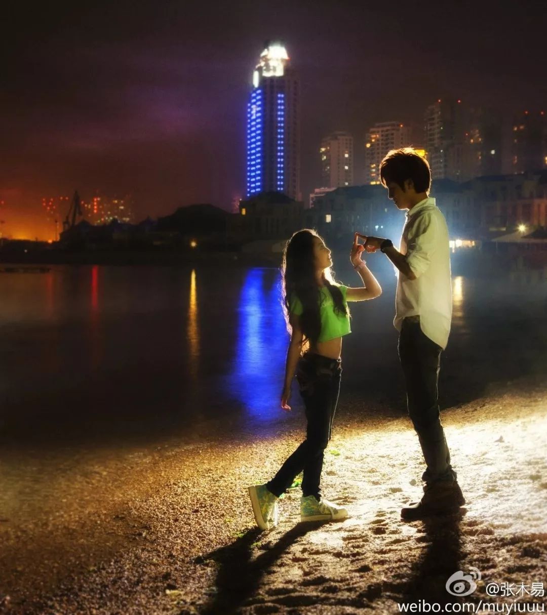 那个和8岁女孩谈了10年恋爱的歌手被禁言了