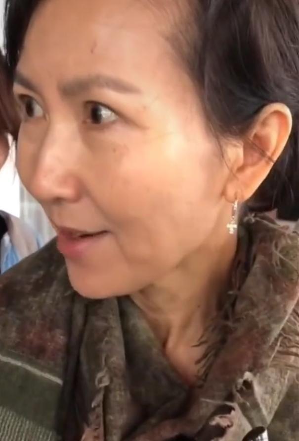 60歲真的是女明星的分水嶺,陳美琪沒了胭脂粉黛,皮膚狀態好真實