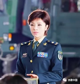 她是"穿军装的川妹子",歌声甜美英姿飒爽,深受人们的喜爱!